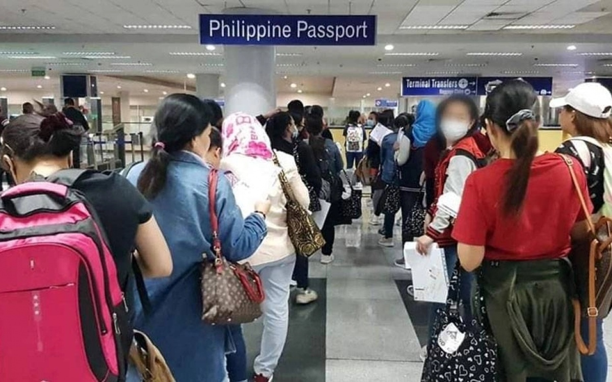 30 notleidende ofws aus kuwait kommen in manila an 118b910f