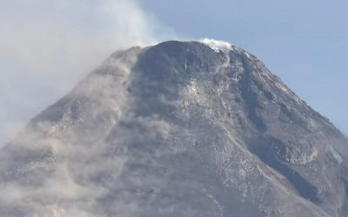 Lavastrom vulkanische beben und steinschlag am vulkan mayon beobachtet ee195702