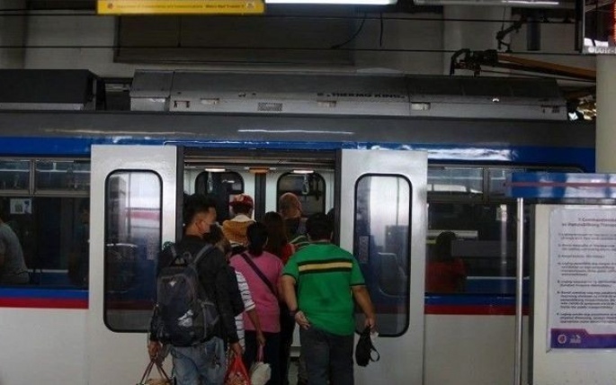 Lrt 2 und mrt 3 bieten zur feier des rizal tags freifahrten an 5c8a0ea4